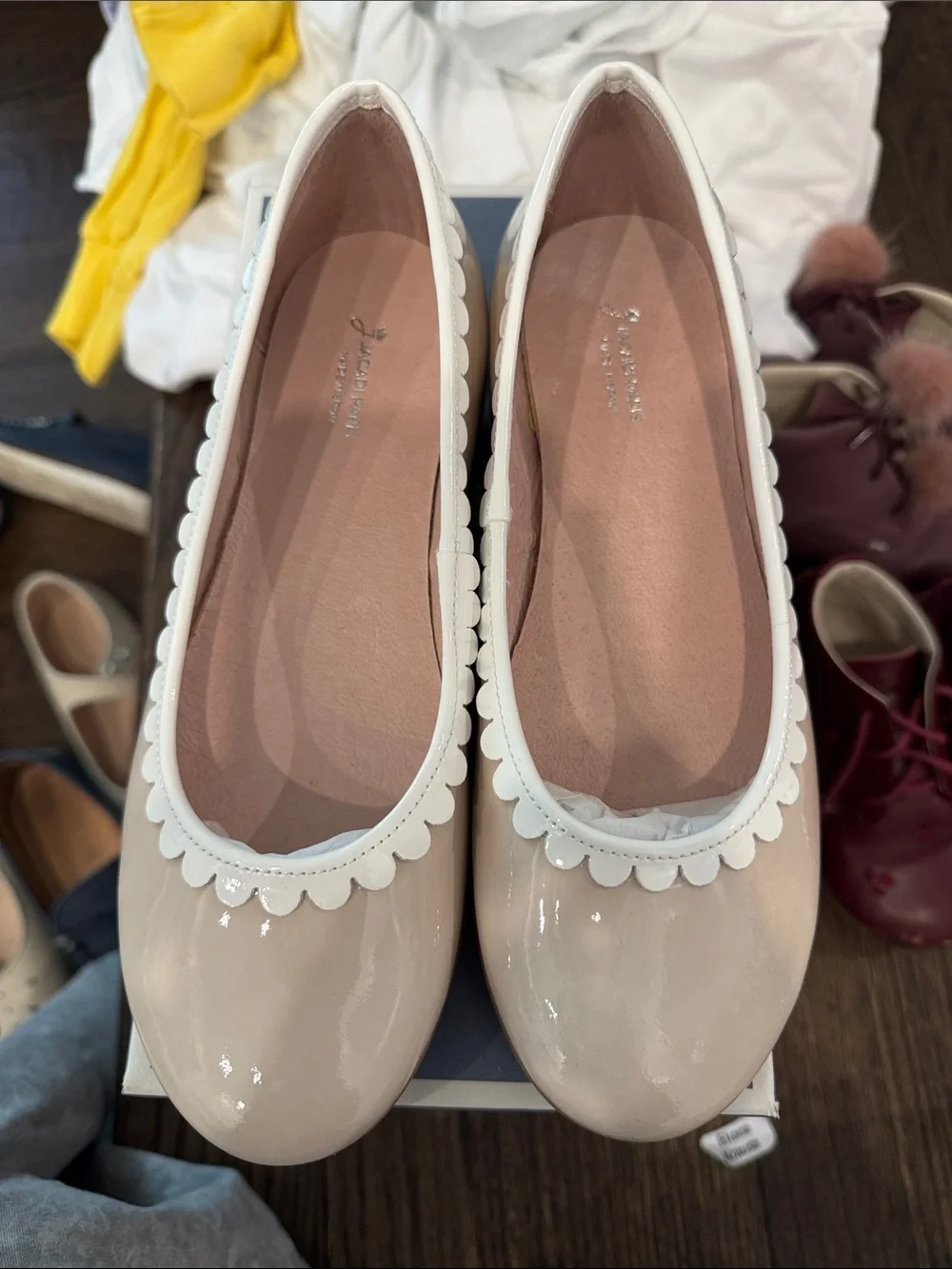 Jacadi Girls Patent Ballet Flats in Cream with White Scalloped Trim